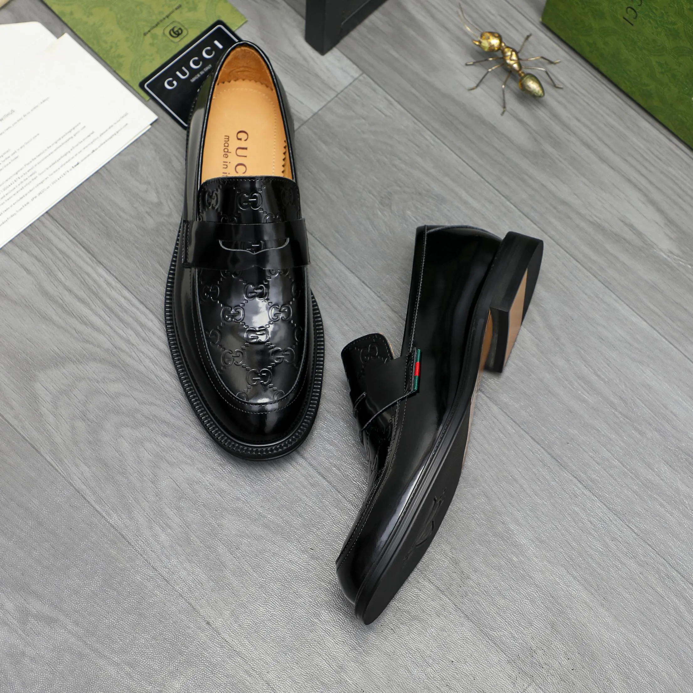 Men's shoes 💰p500 Product trademark: GUCCI "Gucci" business slip-on leather shoes Regular size: 38-46 (38.45.46 custom-made, non-returnable) Product materials: Selected lacquer embossed cowhide upper, cowhide lining, original rubber outsole